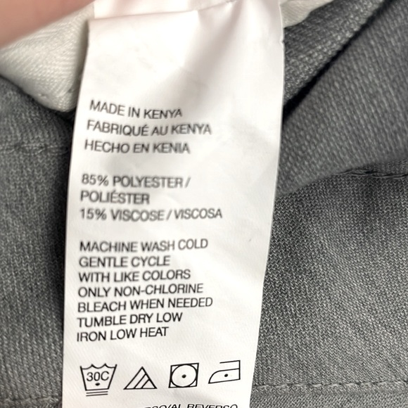 Van Heusen flat front pants. Mens 40/30 - Picture 4 of 5